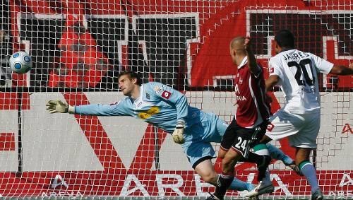 Der Goldene Schuss: Peer Kluge (Mitte) kommt einen Bruchteil vor Gladbachs Dante an den Ball und lässt Borussia-Keeper Christopher Heimeroth keine Chance. Der Goldene Schuss: Peer Kluge (Mitte) kommt einen Bruchteil vor Gladbachs Dante an den Ball und lässt Borussia-Keeper Christopher Heimeroth keine Chance.
