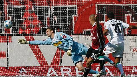 Der Goldene Schuss: Peer Kluge (Mitte) kommt einen Bruchteil vor Gladbachs Dante an den Ball und lässt Borussia-Keeper Christopher Heimeroth keine Chance.