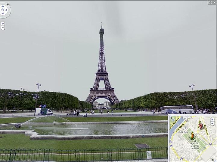 Der Screenshot zeigt den Eifelturm in Paris, aufgenommen mit der Street-View-Funktion von Google.