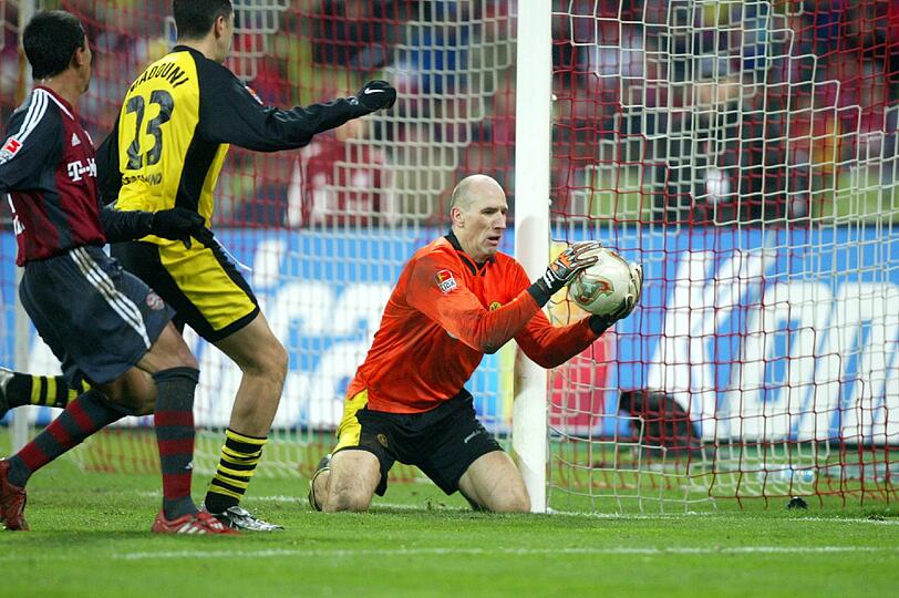 Mit Jan Koller im Tor und nur noch neun Mann auf dem Platz musste der BVB die Partie im Olympiastadion beenden, nachdem zuvor bereits Torsten Frings mit der Ampelkarte aus dem Spiel gegangen war.