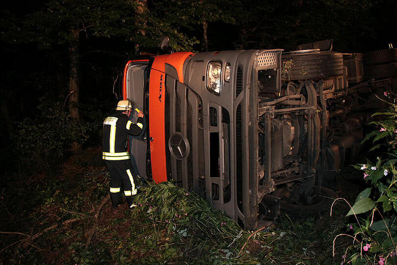 B12 zwischen Maitenbeth und Hohenlinden: Lkw kippt um - Fahrer eingeklemmt - Bayern - Abendzeitung München