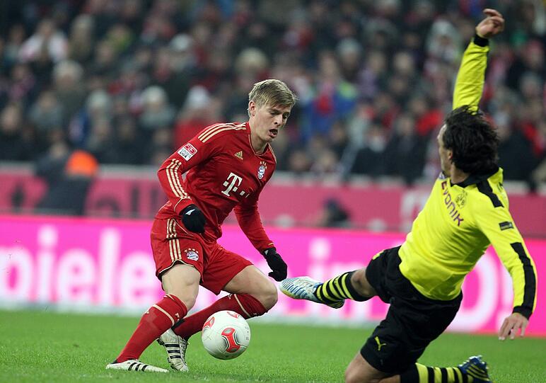 Auf dem Weg zum 1:0 tanzt Toni Kroos den BVB-Verteidiger Mats Hummels aus.