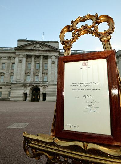 Auf der goldenen Staffelei vor dem Buckingham Palace ist die Geburtsmitteilung des dritten Thronfolgers zu lesen.
