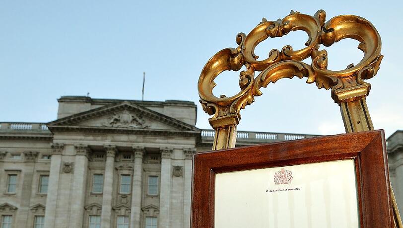 Auf der goldenen Staffelei vor dem Buckingham Palace ist die Geburtsmitteilung des dritten Thronfolgers zu lesen. Auf der goldenen Staffelei vor dem Buckingham Palace ist die Geburtsmitteilung des dritten Thronfolgers zu lesen.