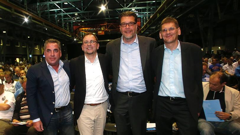 Das Löwen-Präsidium: v.l.: Peter Helfer, Erik Altmann, Präsident Gerhard Mayrhofer und
Heinz Schmidt Das Löwen-Präsidium: v.l.: Peter Helfer, Erik Altmann, Präsident Gerhard Mayrhofer und
Heinz Schmidt
