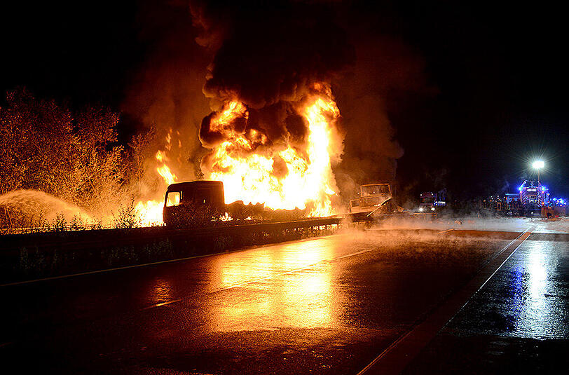 Ein voll beladener Tanklastzug ist auf der Autobahn 67 nahe dem hessischen Pfungstadt in Flammen aufgegangen und ausgebrannt.