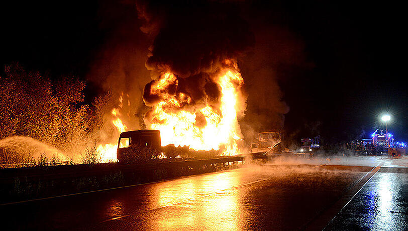 Ein voll beladener Tanklastzug ist auf der Autobahn 67 nahe dem hessischen Pfungstadt in Flammen aufgegangen und ausgebrannt. Ein voll beladener Tanklastzug ist auf der Autobahn 67 nahe dem hessischen Pfungstadt in Flammen aufgegangen und ausgebrannt.