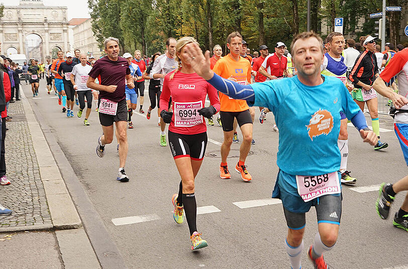Die Läufer und Läuferinnen des 30. München Marathon am 11.20.2015