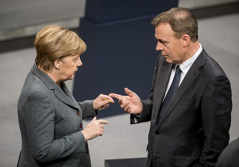 Kanzlerin Merkel und SPD-Fraktionschef Oppermann sprechen im Bundestag in Berlin.