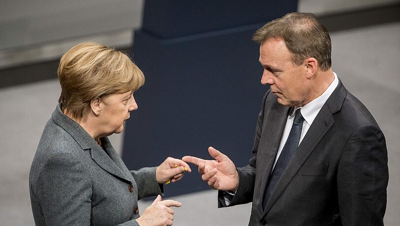 Kanzlerin Merkel und SPD-Fraktionschef Oppermann sprechen im Bundestag in Berlin. Kanzlerin Merkel und SPD-Fraktionschef Oppermann sprechen im Bundestag in Berlin.