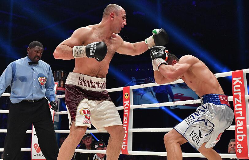 Arthur Abraham (l.) schlägt Münchens Robin Haxhi Krasniqi.