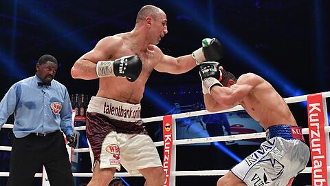 Arthur Abraham (l.) schlägt Münchens Robin Haxhi Krasniqi.