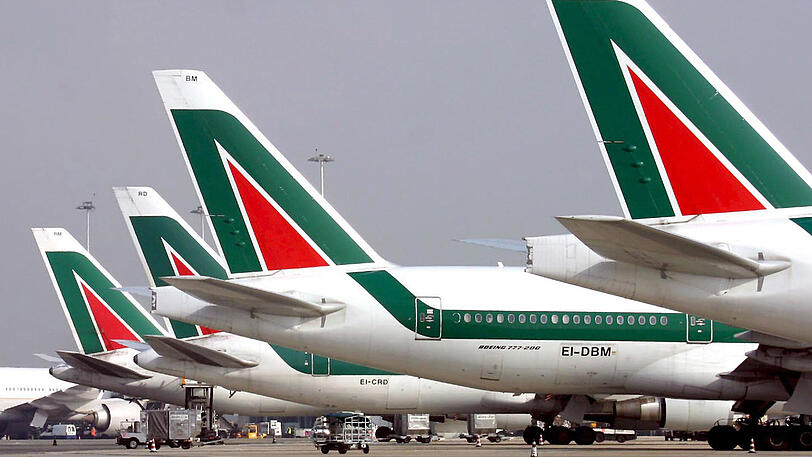 Flugzeuge der Alitalia stehen auf dem Flughafen "Leonardo da Vinci" in Rom.