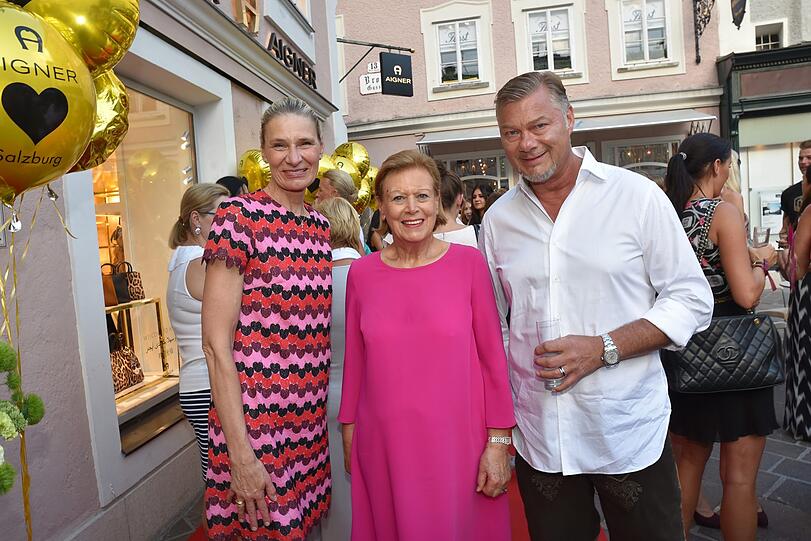 Christina Seer (Shopmanagerin), Evi Brandl (Shop-Besitzerin) und Opernsänger Rene Pape