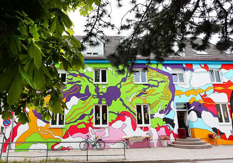 Auch Buntes gibt es in Allach: ein Haus am Oertelplatz.