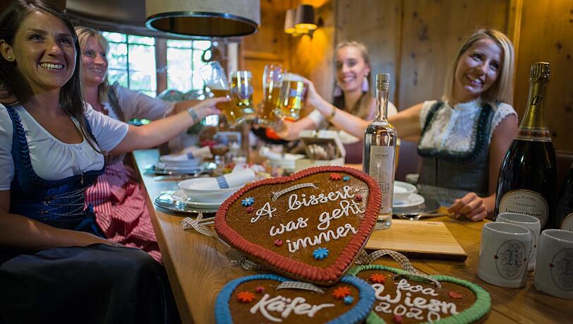 So gemütlich soll "Koa Wiesn" bei Käfer ausschauen: In einer Stube im Stammhaus stoßen Gäste in Tracht mit Wiesn-Bier an. So gemütlich soll "Koa Wiesn" bei Käfer ausschauen: In einer Stube im Stammhaus stoßen Gäste in Tracht mit Wiesn-Bier an.