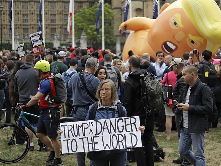 "Trump ist eine Gefahr für die Welt" meint diese Demonstrantion in Londons Zentrum.