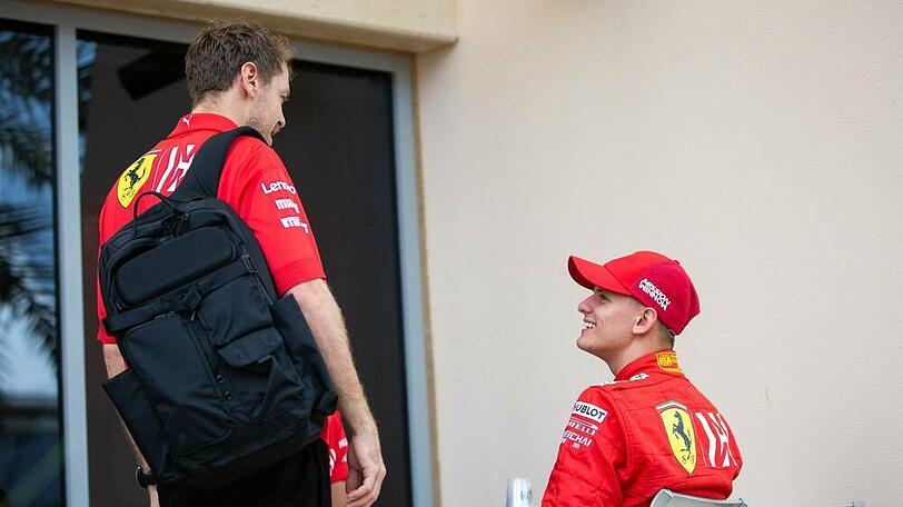 Mick Schumacher (r.) und Sebastian Vettel bei gemeinsamen Testfahrten im vergangenen Jahr.