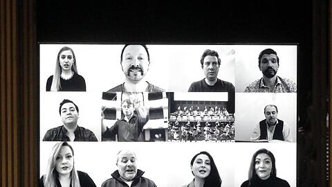 Alle darstellenden Künste gibt es bis (frühestens) Ende Januar nur als Video oder Zoom-Konferenz, wie hier am Ende von Mateja Koležniks Neuinszenierung von Verdis "Falstaff" im Nationaltheater, die am Schluss auf diese Situation anspielt.