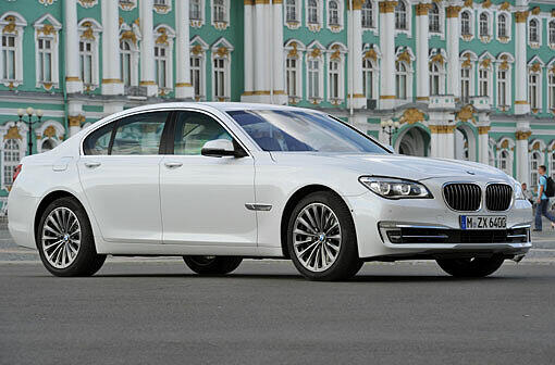 Leicht modifizierte Front, stark überarbeitetes Innenleben: Der neue 7er BMW ist zur ersten AZ-Testfahrt vor dem Katharinenpalast in St. Petersburg vorgefahren.
