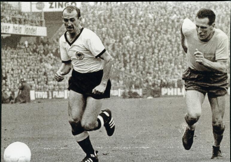 1860-Meisterlöwe Peter Grosser bei seinem Länderspieldebüt, einem 2:1 gegen Schweden im September 1965