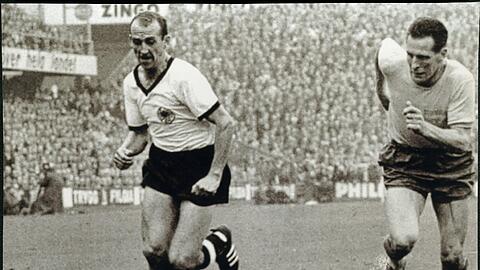 1860-Meisterlöwe Peter Grosser bei seinem Länderspieldebüt, einem 2:1 gegen Schweden im September 1965