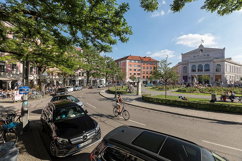 Autos rund um den Gärtnerplatz.