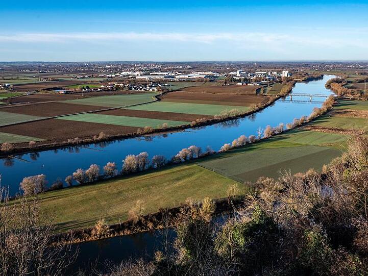 Blick vom Bogenberg (Landkreis Straubing-Bogen) auf die Donau. Foto: Armin Weigel/dpa/Archivbild