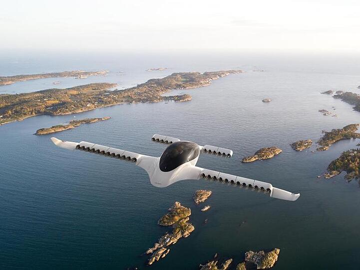 Das Elektro-Flugtaxi des Herstellers Lilium bei einem Flug über Inseln. Foto: -/Lilium/dpa/Archivbild