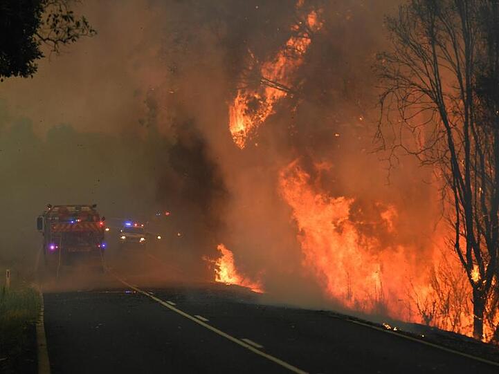 Feuerwehrleute kämpfen gegen die Buschfeuer in der Nähe von Coffs Harbour an.