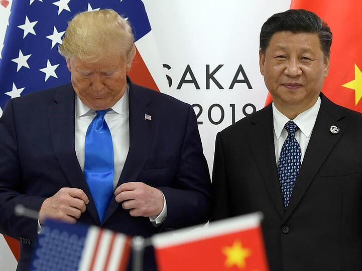 Chinas Präsident Xi Jinping (r) und US-Präsident Donald Trump stehen für einen Fototermin beim G-20-Gipfel im japanischen Osaka nebeneinander.