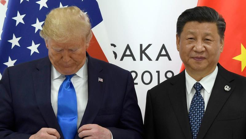 Chinas Präsident Xi Jinping (r) und US-Präsident Donald Trump stehen für einen Fototermin beim G-20-Gipfel im japanischen Osaka nebeneinander. Chinas Präsident Xi Jinping (r) und US-Präsident Donald Trump stehen für einen Fototermin beim G-20-Gipfel im japanischen Osaka nebeneinander.