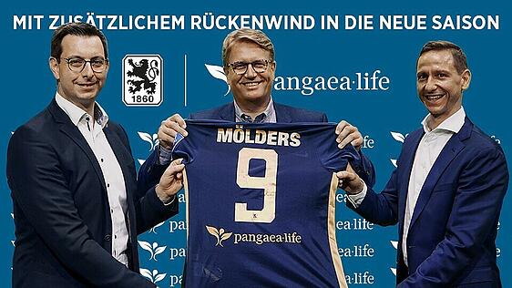Daniel Regensburger (v. li.), Geschäftsführer vom neuen Rückensponsor "Pangaea Life", und Martin Gräfer, Vorstand von Hauptsponsor "die Bayerische", mit 1860-Geschäftsführer Marc-Nicolai Pfeifer.