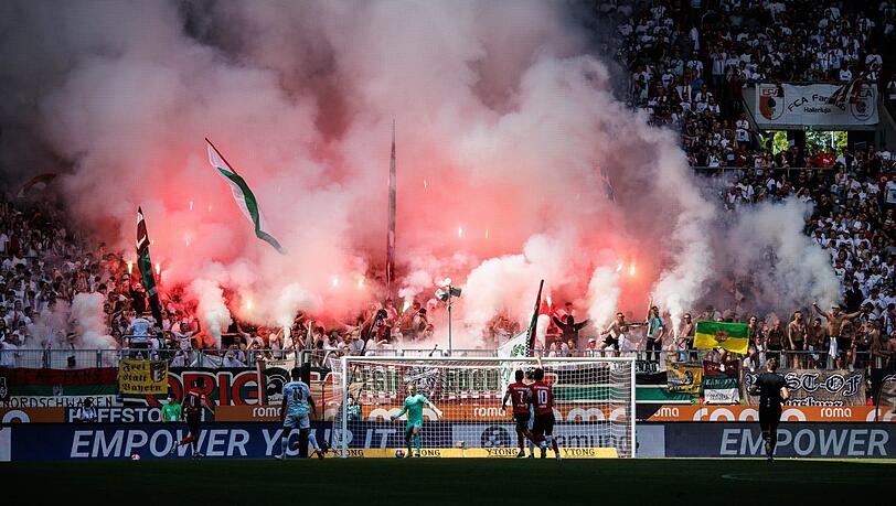 Das Spiel FC Augsburg gegen SpVgg Greuther Fürth.