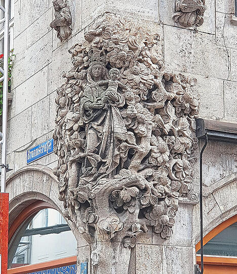 Madonna im Birnbaum heißt diese Steinplastik an der Kreuzstraße 1, Ecke Brunnstraße.
