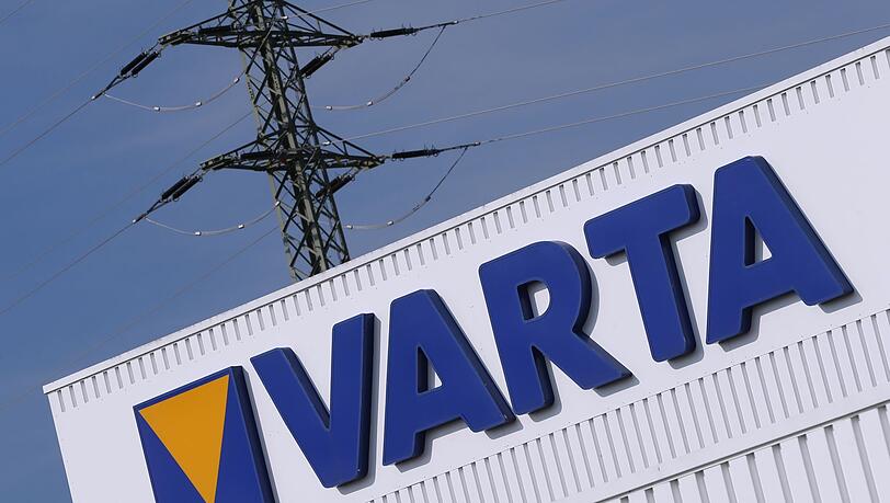 Das Firmenlogo und der Schriftzug "Varta" stehen an einem Firmengebäude des Batterieherstellers.