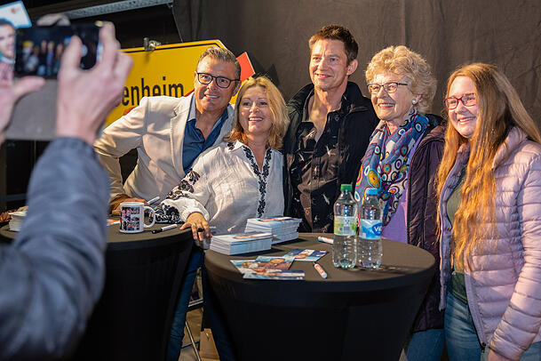 Der Cast von "Die Rosenheim-Cops" freute sich über das Erscheinen zahlreicher Fans. Der Cast von "Die Rosenheim-Cops" freute sich über das Erscheinen zahlreicher Fans.