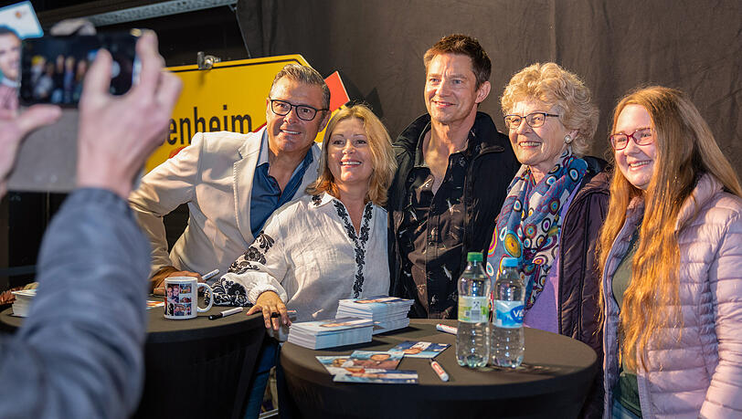 Der Cast von "Die Rosenheim-Cops" freute sich über das Erscheinen zahlreicher Fans. Der Cast von "Die Rosenheim-Cops" freute sich über das Erscheinen zahlreicher Fans.