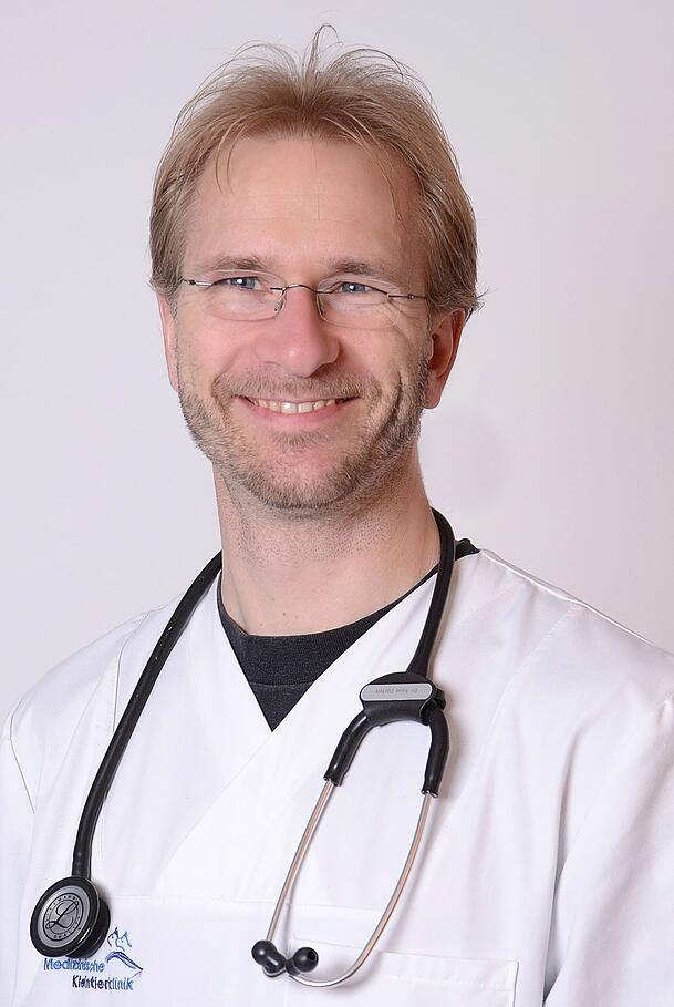 René Dörfelt ist Oberarzt für Intensiv- und Notfallmedizin bei der Kleintierklinik der Ludwig-Maximilians-Universität (LMU) München. Er rät, Tiere bei Überhitzung schnell abzukühlen. René Dörfelt ist Oberarzt für Intensiv- und Notfallmedizin bei der Kleintierklinik der Ludwig-Maximilians-Universität (LMU) München. Er rät, Tiere bei Überhitzung schnell abzukühlen.