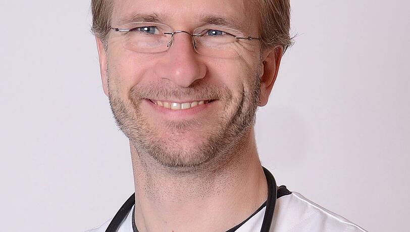 René Dörfelt ist Oberarzt für Intensiv- und Notfallmedizin bei der Kleintierklinik der Ludwig-Maximilians-Universität (LMU) München. Er rät, Tiere bei Überhitzung schnell abzukühlen. René Dörfelt ist Oberarzt für Intensiv- und Notfallmedizin bei der Kleintierklinik der Ludwig-Maximilians-Universität (LMU) München. Er rät, Tiere bei Überhitzung schnell abzukühlen.