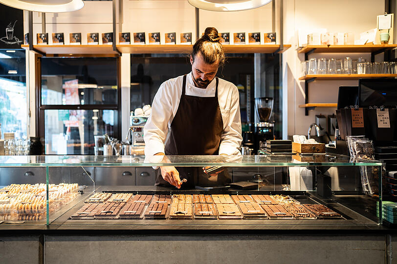 Andreas Muschler in seiner Chocolaterie und Patisserie in Freising.