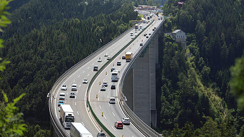 Wer mit dem Auto durch Europa reist, muss sich vorab &uuml;ber Umweltzonen, City-Maut und digitale Kontrollen informieren, um teure Bu&szlig;gelder zu vermeiden.