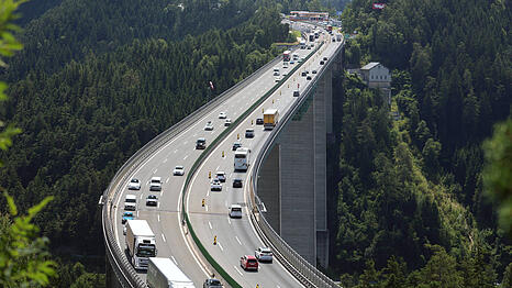 Wer mit dem Auto durch Europa reist, muss sich vorab &uuml;ber Umweltzonen, City-Maut und digitale Kontrollen informieren, um teure Bu&szlig;gelder zu vermeiden.