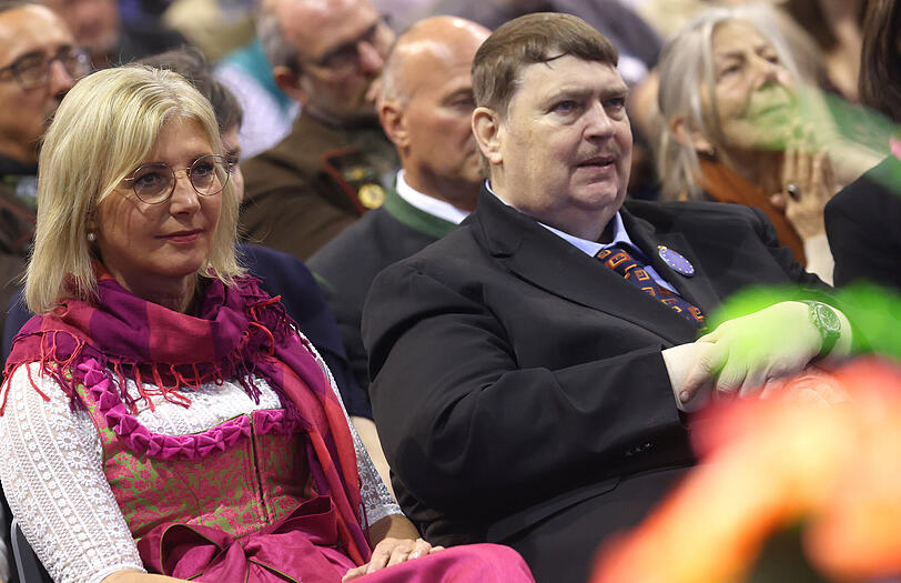 Bernd Posselt, Sprecher der Sudetendeutschen Volksgruppe, hier mit Bayerns Sozialministerin Ulrike Scharf. Bernd Posselt, Sprecher der Sudetendeutschen Volksgruppe, hier mit Bayerns Sozialministerin Ulrike Scharf.