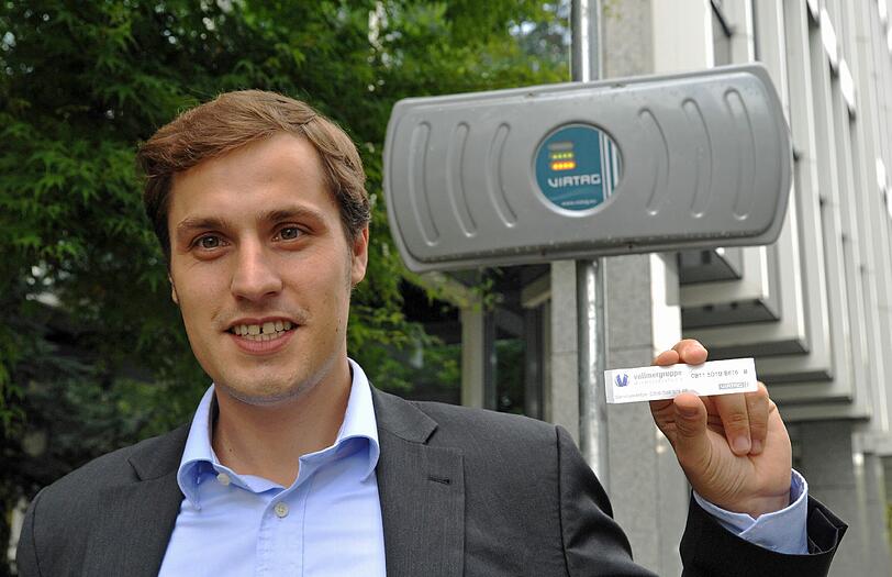 Marcus Neudecker mit dem neuen Chip, der das Parken im Parkhaus einfacher macht.