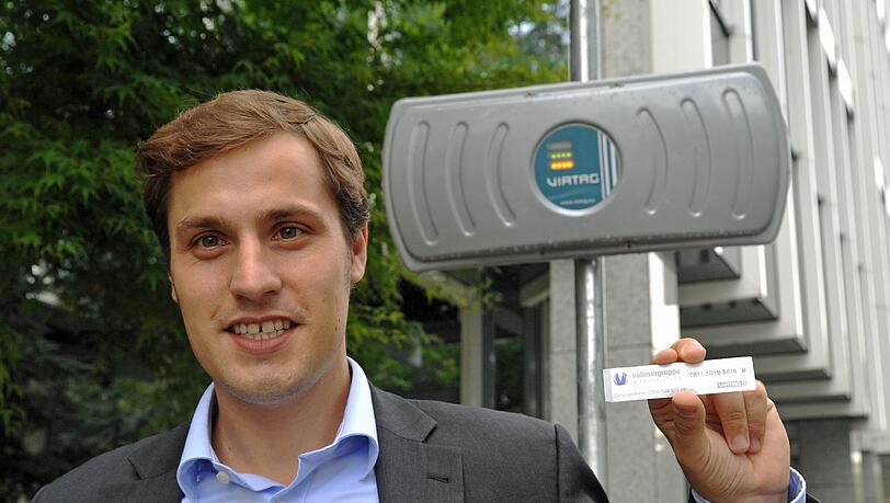 Marcus Neudecker mit dem neuen Chip, der das Parken im Parkhaus einfacher macht. Marcus Neudecker mit dem neuen Chip, der das Parken im Parkhaus einfacher macht.