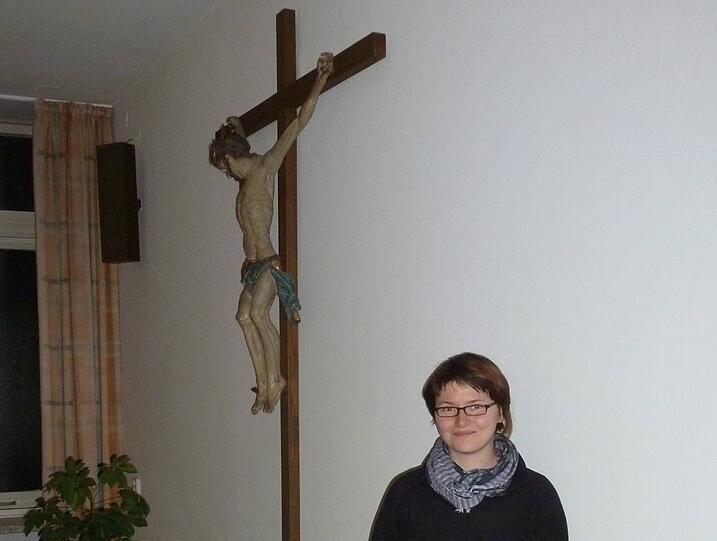 Teresa Neufing möchte Nonne werden: "Ich frage mich immer wieder, warum die Kardinäle untereinander einen Papst wählen. Das Kirchenrecht sieht doch genau vor, dass auch jeder normale Pfarrer Papst werden kann. Warum macht man das nicht? Was spricht dagegen, einen Pfarrer zum Papst zu machen, der zwar nicht viel dogmatisch Hochtrabendes von sich gibt, dafür aber für einen Glauben und eine Theologie mit Herz steht?"