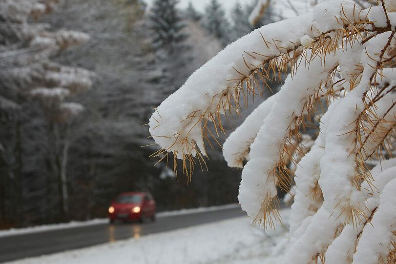 Der erste Schnee ist gefallen und verhüllt alles in ein sanftes Weiß. Aber Achtung Autofahrer: Die Straßen sind glatt.