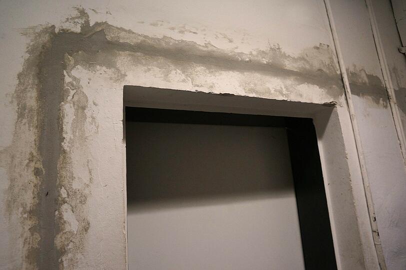 Das alte Haus ist renovierungsbedürftig.