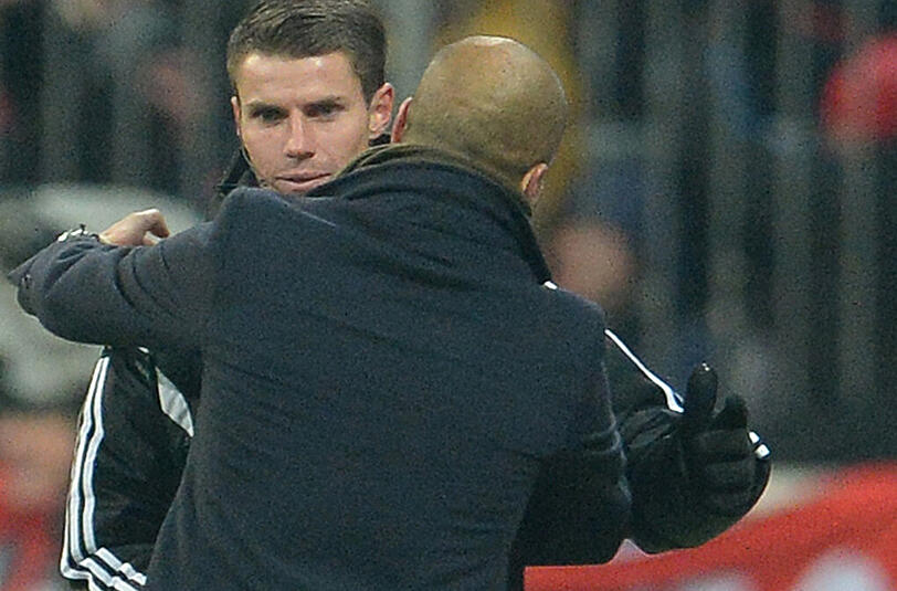 Pep herzt den vierten Offiziellen. "Wir sind Freunde. Ich hätte gerne auch so gejubelt mit der Kollegin in Gladbach", scherzt Pep.